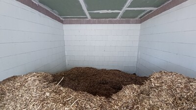 Der Hackschnitzelbunker muss direkt neben dem Heizraum liegen. Platz dafür sollte vorhanden sein. Darin befindet sich ein Blattfederrührwerk (Raumaustragung) und befördert das Hackgut über eine Zuführschnecke in den Kessel. - © Gerold Tammen Der Hackschnitzelbunker muss direkt neben dem Heizraum liegen. Platz dafür sollte vorhanden sein. Darin befindet sich ein Blattfederrührwerk (Raumaustragung) und befördert das Hackgut über eine Zuführschnecke in den Kessel.