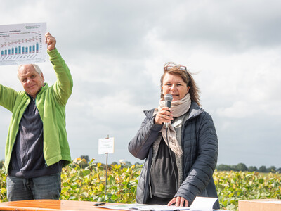 Pflanzenbauberater Lüder Cordes (l.) und Marktexpertin Stephanie Stöver-Cordes auf dem LeguNet-Soja-Feldtag der Landwirtschaftskammer Niedersachsen in Blender (Kreis Verden).