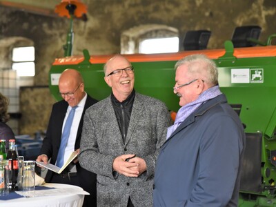 Kammerpräsident Gerhard Schwetje (Mitte), begrüßte die Gäste, darunter Prof. Dr. Christoph Herrmann (links), Institutsleiter des Fraunhofer IST, und Prof. Dr. Reimund Neugebauer, Präsident der Fraunhofer-Gesellschaft