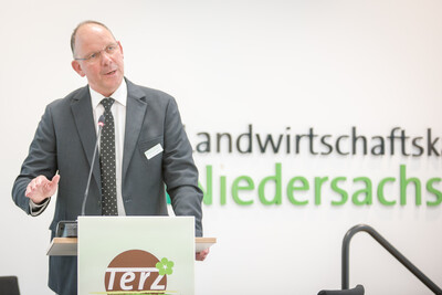 TerZ-Gesamtverantwortlicher Prof. Dr. Bernhard Beßler während der Abschlussveranstaltung für das Projekt 'TerZ - Einsatz torfreduzierter Substrate im Zierpflanzenbau' am 23.03.2023 in Hannover-Ahlem.