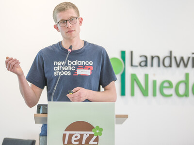 Karl Kühne (Gartenbau Arndt Kühne, Dresden) während der Abschlussveranstaltung für das Projekt 'TerZ - Einsatz torfreduzierter Substrate im Zierpflanzenbau' am 23.03.2023 in Hannover-Ahlem.