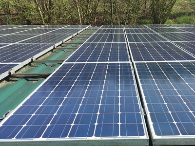 PV-Anlage nach der Reinigung. Der Reinigungseffekt ist deutlich zu sehen. - © Helmut Wahl PV-Anlage nach der Reinigung. Der Reinigungseffekt ist deutlich zu sehen.
