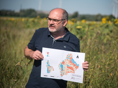 Vorstellung einer Fläche speziell für den Rebhuhnschutz nahe des Wolfenbütteler Ortsteils Leinde. Derartige Projekte werden im Zuge des Natur- und Artenschutzbündnisses „Der Niedersächsische Weg“ vermehrt umgesetzt.