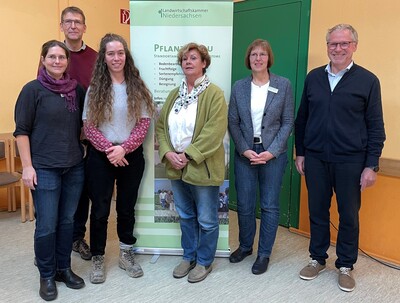 Referent*innen des Zwischenfrucht-Feldtages (v.l.): Dr. Insa Kühling (Uni Kiel), Prof. Klaus Dittert (Uni Göttingen), Marilena Reinhard-Kolempas (LWK), Michaela Schlathölter (Saatzucht Petersen), Annette Hoffmann (LWK), Dr. Heinz-Josef Koch (IfZ).