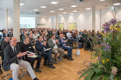 Rund 130 Fachbesucherinnen und -besucher kamen zur Abschlussveranstaltung für das Projekt 'TerZ - Einsatz torfreduzierter Substrate im Zierpflanzenbau' am 23.03.2023 in Hannover-Ahlem.