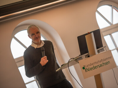 Prof. Dr. Johannes Isselstein von Uni Göttingen sprach über wissenschaftliche Erkenntnisse bei der Grünlandnutzung. - © Christopher Hanraets Prof. Dr. Johannes Isselstein von Uni Göttingen sprach über wissenschaftliche Erkenntnisse bei der Grünlandnutzung.