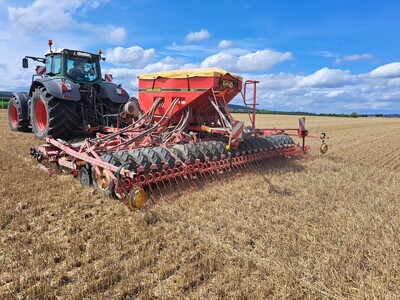 Vorernte- und Direktsaat von Zwischenfrüchten ermöglichen auch nach Winterweizen frühe Saattermine - © Joerg Schaper Vorernte- und Direktsaat von Zwischenfrüchten ermöglichen auch nach Winterweizen frühe Saattermine