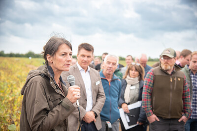 Agrarministerin Miriam Staudte auf dem LeguNet-Soja-Feldtag der Landwirtschaftskammer Niedersachsen in Blender im Kreis Verden.