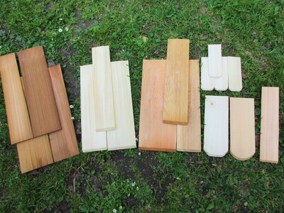 Vielfältige Formen: Schindeln aus Red Cedar, Fichte, Lärche und Kleinformate in Lärche und Fichte (von links). - © Dieter Scholz Vielfältige Schindeln