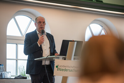 LWK-Vizepräsident Manfred Tannen eröffnete den 73. Grünlandtag in der Markthalle in Rodenkirchen. - © Christopher Hanraets LWK-Vizepräsident Manfred Tannen eröffnete den 73. Grünlandtag in der Markthalle in Rodenkirchen.