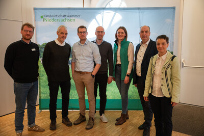 Referenten und Organisatoren (v.l.): Tammo Peters (LWK), Johannes Isselstein (Uni Göttingen), Timo Blecher (Feldsaaten Freudenberger), Fraederk Meppen, Maren Timmermann (Deutsche Saatveredelung), Manfred Tannen (LWK-Vizepräs.), Christine Kalzendorf (LWK) - © Christopher Hanraets Referenten und Organisatoren (v.l.): Tammo Peters (LWK), Johannes Isselstein (Uni Göttingen), Timo Blecher (Feldsaaten Freudenberger), Fraederk Meppen, Maren Timmermann (Deutsche Saatveredelung), Manfred Tannen (LWK-Vizepräs.), Christine Kalzendorf (LWK)