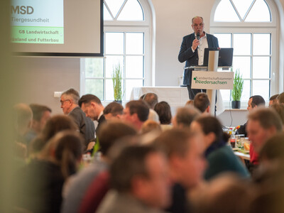LWK-Vizepräsident Manfred Tannen eröffnete den 73. Grünlandtag in der Markthalle in Rodenkirchen. - © Christopher Hanraets LWK-Vizepräsident Manfred Tannen eröffnete den 73. Grünlandtag in der Markthalle in Rodenkirchen.