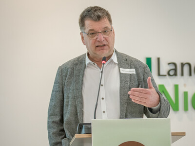 Jens Schachtschneider (im Vorstand d. Bundesverbandes Zierpflanzen sowie Vorsitzender des Gartenbauausschusses) während der Abschlussveranstaltung für das Projekt TerZ - Einsatz torfreduzierter Substrate im Zierpflanzenbau am 23.03.2023 in Hannover-Ahlem.