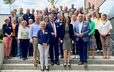 Intensiver Austausch über die Beratung zum Biotop- und Artenschutz (vorn, von rechts): Vizepräsident Manfred Tannen, Agrarministerin Miriam Staudte, Hilmar Freiherr v. Münchhausen (Ackerbauzentrum), Nora Kretzschmar und Jan Bartling (LWK). - © Niedersächsisches Ministerium für Ernährung, Landwirtschaft und Verbraucherschutz Intensiver Austausch über die Beratung zum Biotop- und Artenschutz (vorn, von rechts): Vizepräsident Manfred Tannen, Agrarministerin Miriam Staudte, Hilmar Freiherr v. Münchhausen (Ackerbauzentrum), Nora Kretzschmar und Jan Bartling (LWK).