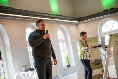 Landwirt Jannik Böger aus Nordenham holte mit seiner Maissilage beim Silagewettbewerb 195 von 200 möglichen Punkten und erklärte, wie er im vergangenen Jahr siliert hat. - © Christopher Hanraets Landwirt Jannik Böger aus Nordenham holte mit seiner Maissilage beim Silagewettbewerb 195 von 200 möglichen Punkten und erklärte, wie er im vergangenen Jahr siliert hat.