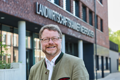 Dr. Bernd von Garmissen, Direktor der Landwirtschaftskammer Niedersachsen. - © Henning Stauch Ein Mann mit Brille und Bart steht lächelnd vor einem Gebäude mit der Aufschrift "Landwirtschaftskammer".