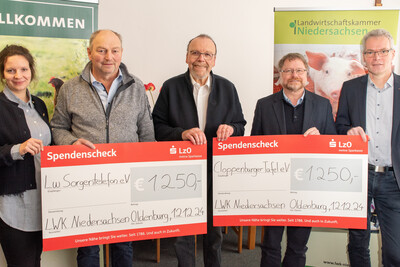 Weihnachtsspende 2024 (v.l.): Friederike Gerken-Wiegmann (Bezirksstelle Oldenburg-Süd), Uwe Sieckmann (Landwirtschaftliches Sorgentelefon), Elmar Dubber (Cloppenburger Tafel), Kammerdirektor Dr. Bernd von Garmissen und Kreislandwirt Hubertus Berges.