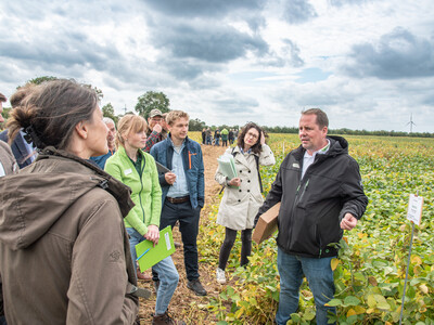 Erläuterte Vermarktungsmöglichkeiten für Soja: Dirk Steltig (r.) von Raiffeisen Warendorf auf dem  LeguNet-Soja-Feldtag der Landwirtschaftskammer Niedersachsen in Blender (Kreis Verden).