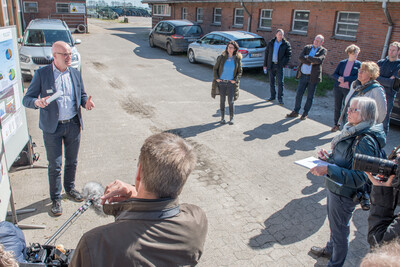 Projektkoordinator Uwe Schröder (l.) beim Auftakt für das Projekt zur klimaschonenden Moornutzung (MoWa) am 11.04.2022 auf dem Hof von Dirk Hanken im Ipweger Moor bei Elsfleth.