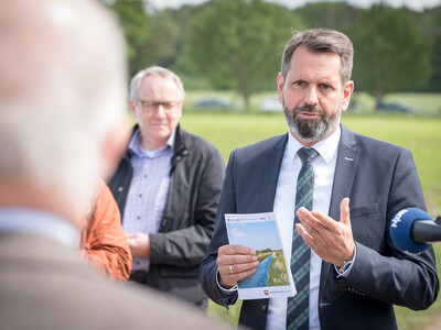 Umweltminister Olaf Lies spricht anlässlich der Unterzeichnung der Vereinbarung Der Niedersächsische Weg – Maßnahmenpaket für Natur-, Arten- und Gewässerschutz am 25.05.2020 in Wunstorf.