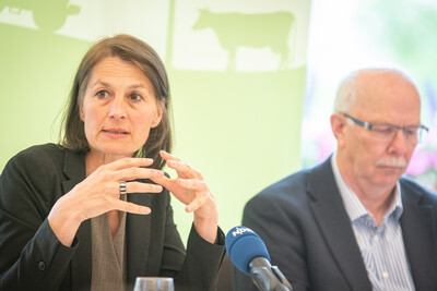 Agrarministerin Miriam Staudte (l.) bei der Pressekonferenz zur Vorstellung des Nährstoffberichts 2024/25 am 15.06.2026 im niedersächsischen Agrarministerium. - © Wolfgang Ehrecke Agrarministerin Miriam Staudte (l.) bei der Pressekonferenz zur Vorstellung des Nährstoffberichts 2024/25 am 15.06.2026 im niedersächsischen Agrarministerium.
