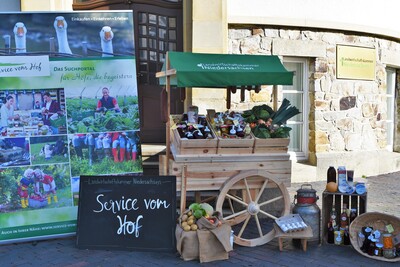 Werbung für Service vom Hof mit Marktstand