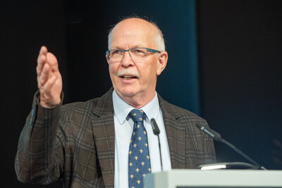 Die Landwirtschaftskammer Niedersachsen möchte den Dialog zwischen Gesellschaft, Kirche und Landwirtschaft fördern: Kammerpräsident Gerhard Schwetje auf dem 22. Unternehmertag der LWK am 29.10.2024 in Cloppenburg.