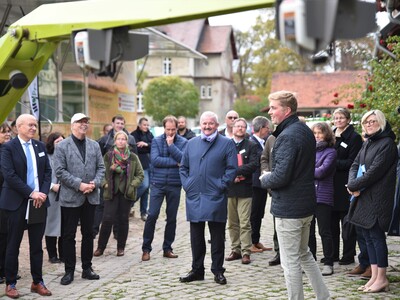 Die Fachleute des PraxisLabors Digitaler Ackerbau in Schickelsheim haben Gäste der Fraunhofer-Gesellschaft empfangen und ihnen u.a. die Funktionsweisen modernster digitaler Maschinen zu erläutern.