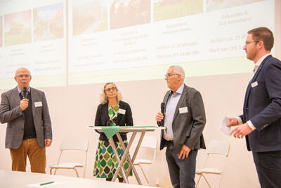 V.l.: Kammerpräsident Gerhard Schwetje, Martina Weber (ML), Andreas Fricke (AG Landberatung) und Moderator Mathias Klahsen auf der 14. Beraterhochschultagung der Landwirtschaftskammer Niedersachsen am 21.10.2024 in der Hochschule Osnabrück.