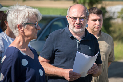 Umweltdezernent Sven Volkers (M.) während der Vorstellung einer Fläche speziell für den Rebhuhnschutz nahe Wolfenbüttel-Leinde. Derartige Projekte werden im Zuge des Natur- und Artenschutzbündnisses „Der Niedersächsische Weg“ vermehrt umgesetzt.