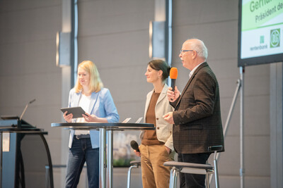 Moderatorin Janina Tiedemann, Landwirtschaftsministerin Miriam Staudte und LWK-Präsident Gerhard Schwetje beim Eröffnungstalk