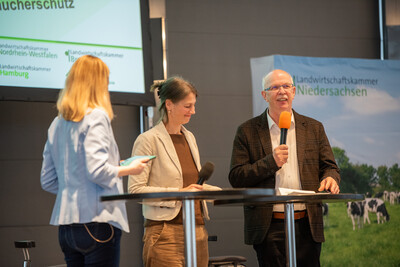 Moderatorin Janina Tiedemann, Landwirtschaftsministerin Miriam Staudte und LWK-Präsident Gerhard Schwetje beim Eröffnungstalk