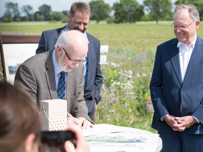 Kammerpräsident Gerhard Schwetje bei der Unterzeichnung der Vereinbarung Der Niedersächsische Weg – Maßnahmenpaket für Natur-, Arten- und Gewässerschutz am 25.05.2020 in Wunstorf.