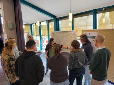 Bei der zweiten Sitzung des LivingLab Gremiums kamen rund 70 Akteurinnen und Akteure zusammen, um über Verwertungsmöglichkeiten des Mooraufwuchses zu sprechen. - © Cathrin Petsch LivingLab Gremium – Zweite Sitzung