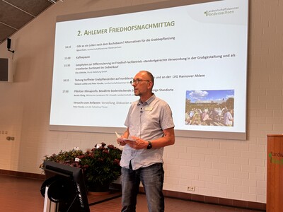 Peter Houska, Moderator des Ahlemer Friedhofsnachmittag - © Beate ter Hell Peter Houska, Moderator des Ahlemer Friedhofsnachmittag