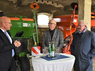 Kammerpräsident Gerhard Schwetje (Mitte), begrüßte die Gäste, darunter Prof. Dr. Christoph Herrmann (links), Institutsleiter des Fraunhofer IST, und Prof. Dr. Reimund Neugebauer, Präsident der Fraunhofer-Gesellschaft