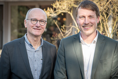 Der scheidende Leiter der Bezirksstelle Osnabrück, Ludger Bernhold (l.), und Nachfolger Hannes Beune (36), zuletzt Leiter der Teams Ländliche Entwicklung und Umwelt und stellvertretender Bezirksstellenleiter. - © Wolfgang Ehrecke Der scheidende Leiter der Bezirksstelle Osnabrück, Ludger Bernhold (l.), und Nachfolger Hannes Beune (36), zuletzt Leiter der Teams Ländliche Entwicklung und Umwelt und stellvertretender Bezirksstellenleiter.