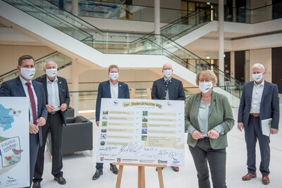 Pressekonferenz der Allianzpartner der Vereinbarung Der Niedersächsische Weg in Hannover: Am 29.10.2020 wurden die ausgehandelten Eckpfeiler für mehr Natur- und Artenschutz vorgestellt und diese erneut mit einer Unterschrift bekräftigt.