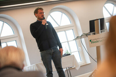 Dr. Tammo Peters, Leiter des Fachbereichs Grünland und Futterbau bei der LWK, begrüßte die Gäste des Grünlandtags. - © Christopher Hanraets Dr. Tammo Peters, Leiter des Fachbereichs Grünland und Futterbau bei der LWK, begrüßte die Gäste des Grünlandtags.