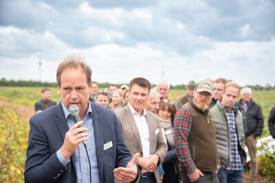 Betonte die bundesweite Bedeutung des LWK-Feldversuchswesens: Volker Hahn (Vorsitzender des LWK-Fachbeirats Versuchswesen Pflanze) auf dem LeguNet-Soja-Feldtag der Landwirtschaftskammer Niedersachsen in Blender (Kreis Verden).