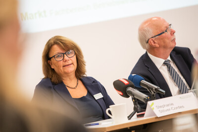 LWK-Marktexpertin Stephanie Stöver-Cordes (l.) und Kammerpräsident Gerhard Schwetje während der Ernte-Pressekonferenz am 03.09.2026 in Hannover-Ahlem. - © Christopher Hanraets LWK-Marktexpertin Stephanie Stöver-Cordes (l.) und Kammerpräsident Gerhard Schwetje während der Ernte-Pressekonferenz am 03.09.2026 in Hannover-Ahlem.