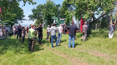 Wie Knotengeflecht richtig verbaut und wolfsabweisend aufgewertet wird, konnte auf der Herdenschutzinfoveranstaltung in Schwiegershausen praktisch demonstriert werden. - © Elke Steinbach Wie Knotengeflecht richtig verbaut und wolfsabweisend aufgewertet wird, konnte auf der Herdenschutzinfoveranstaltung in Schwiegershausen praktisch demonstriert werden.