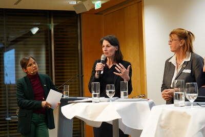 Agrarministerin Miriam Staudte (M.) während der Präsentation der Fortschritte des Niedersächsischen Wegs am 13.03.2025 in Berlin.