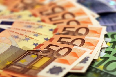 Euro-Banknoten - © moerschy/Pixabay Verschiedene Euro-Banknoten in unterschiedlichen Werten liegen gestapelt und verteilt auf einer Fläche.