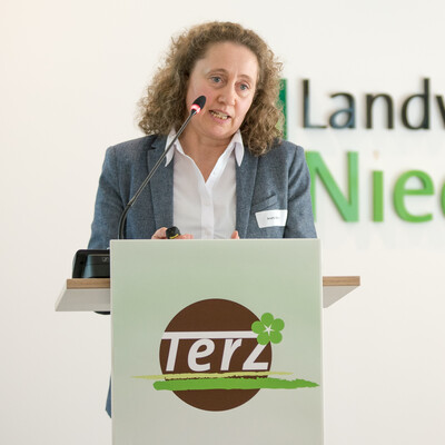 Annette Stadler (Institut für Gartenbau an der Hochschule Weihenstephan-Triesdorf in Freising) während der Abschlussveranstaltung für das Projekt 'TerZ - Einsatz torfreduzierter Substrate im Zierpflanzenbau' am 23.03.2023 in Hannover-Ahlem.