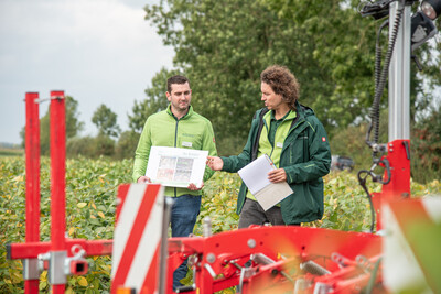 Beregnungsexperte Henning Gödeke (l.) und Ökolandbau-Berater Volker Graß auf dem LeguNet-Soja-Feldtag der Landwirtschaftskammer Niedersachsen in Blender (Kreis Verden).