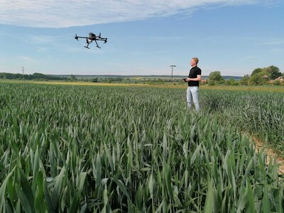 Drohne mit Multispectralsensor zur Biomasse Bestimmung - © Jobst Gödeke Drohne im Flug
