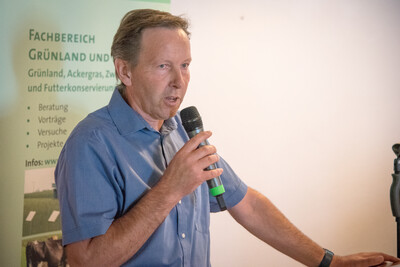 Hilmer Garbade (Präsident des Bremischen Landwirtschaftsverbands) beim Grünlandfeldtag der Landwirtschaftskammer Niedersachsen und der Senatorin für Umwelt, Klima und Wissenschaft am 06.08.2024 auf Hof Bavendamm im Bremer Blockland.