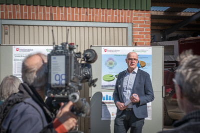 Projektkoordinator Uwe Schröder beim Auftakt für das Projekt zur klimaschonenden Moornutzung (MoWa) am 11.04.2022 auf dem Hof von Dirk Hanken im Ipweger Moor bei Elsfleth.