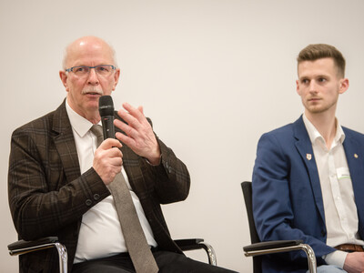 Kammerpräsident Gerhard Schwetje (l.) und Jahrgangsbester Hinnerk Lohmann während der Ehrung der Jahrgangsbesten in der Aus- und Fortbildung am 21.02.2024 in Hannover.